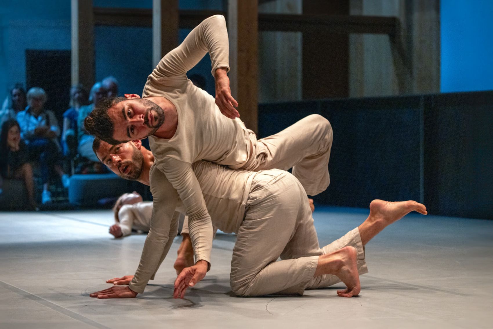 Compagnia Arnaboldi, Corpi tra le nuvole (2024), Foto: Börries Hessler