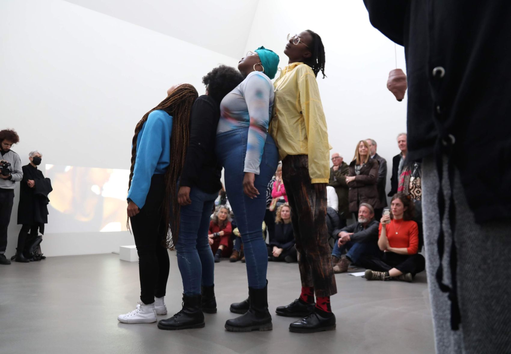 Performance von Tina Omayemi Reden, Vordemberge-Gildewart Stipendium 2023, Kunstmuseum Appenzell, Foto: Anna Beck-Wörner